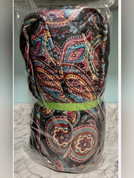 Vera Bradley Other - NWT Vera Bradley quilted fleece blanket in the Parisian Paisley pattern